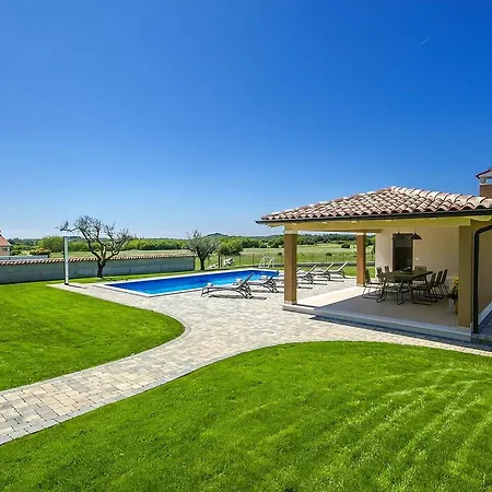 Lovely Villa In Porec With Heated Swimming Pool Willa