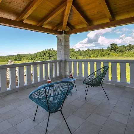 Willa Lovely Villa In Porec With Heated Swimming Pool Poreč