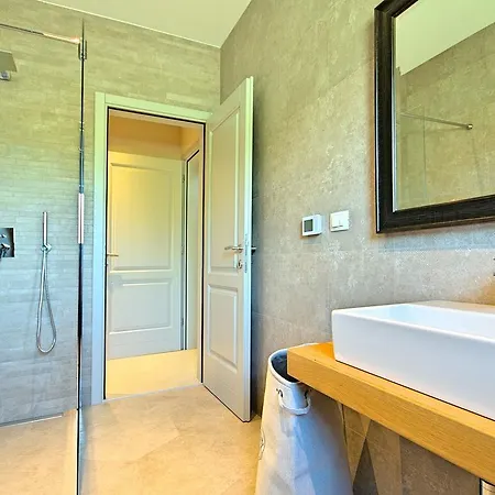 Lovely Villa In Porec With Heated Swimming Pool فيلة
