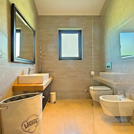 Lovely Villa In Porec With Heated Swimming Pool