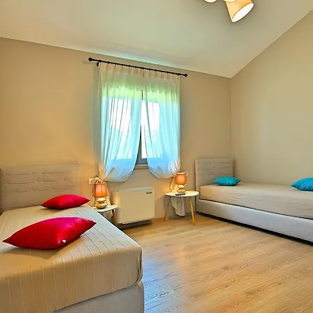 فيلة Lovely Villa In Porec With Heated Swimming Pool