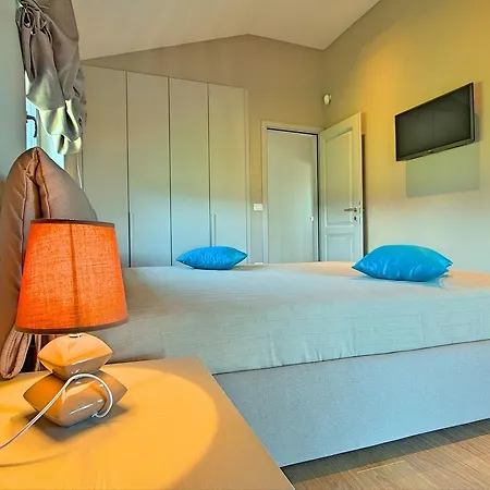 Lovely Villa In Porec With Heated Swimming Pool بوريتش