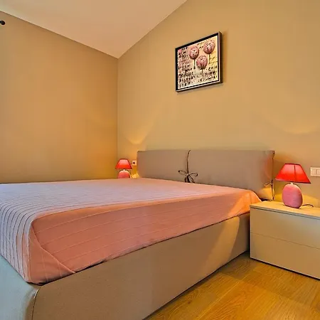 Lovely Villa In Porec With Heated Swimming Pool *