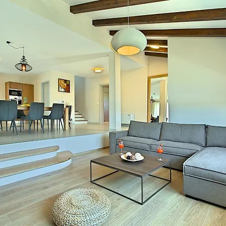 Lovely Villa In Porec With Heated Swimming Pool فيلة