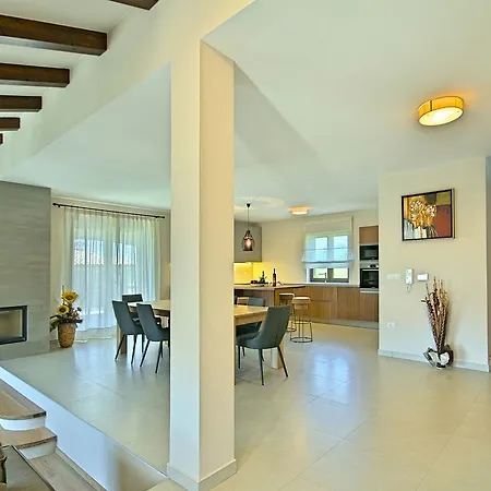 Willa Lovely Villa In Porec With Heated Swimming Pool *