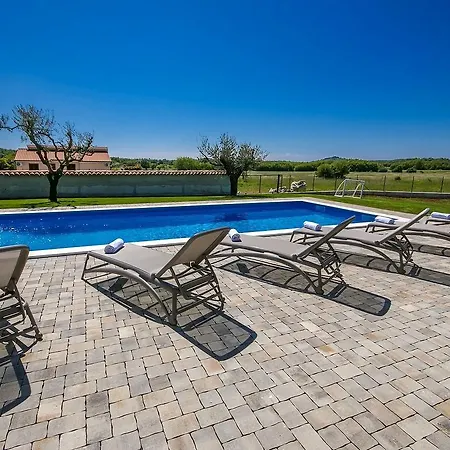 Willa Lovely Villa In Porec With Heated Swimming Pool