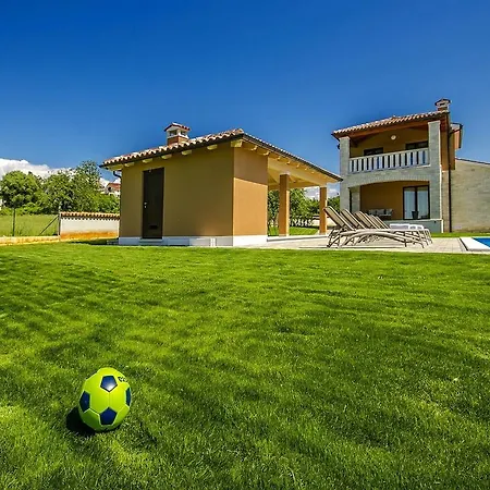 Lovely Villa In Porec With Heated Swimming Pool Willa Poreč