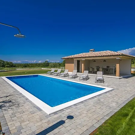 Lovely Villa In Porec With Heated Swimming Pool بوريتش