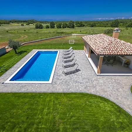 Lovely Villa In Porec With Heated Swimming Pool *