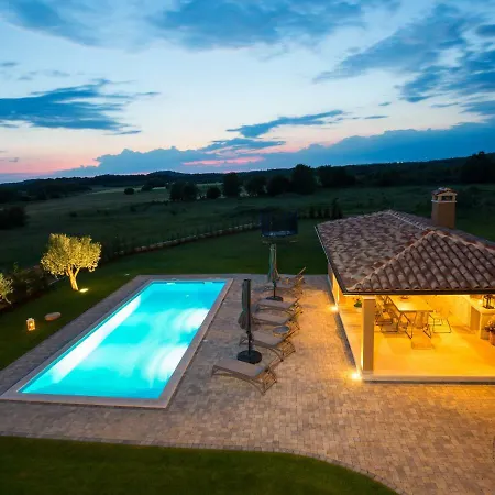 Lovely Villa In Porec With Heated Swimming Pool فيلة *