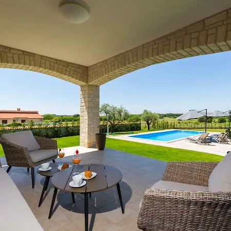Lovely Villa In Porec With Heated Swimming Pool