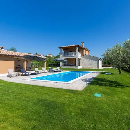 Lovely Villa In Porec With Heated Swimming Pool فيلة