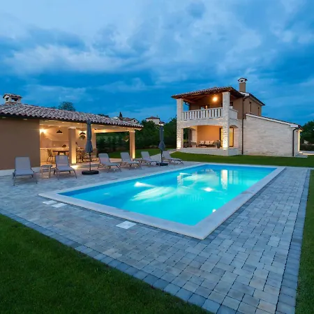 فيلة Lovely Villa In Porec With Heated Swimming Pool
