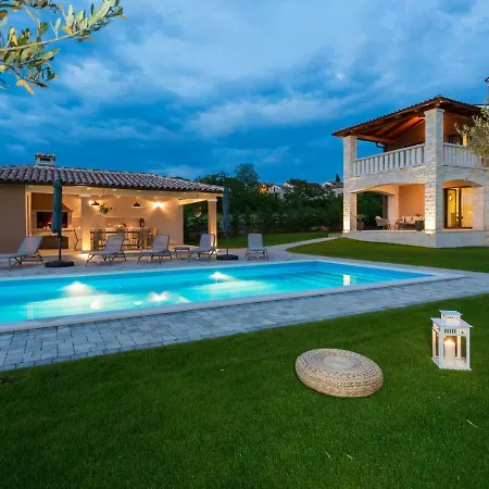 Lovely Villa In Porec With Heated Swimming Pool *