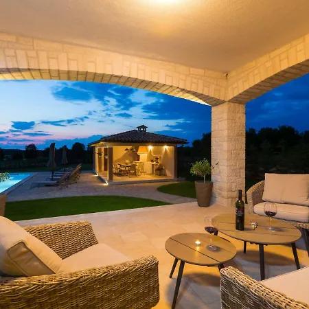 Willa Lovely Villa In Porec With Heated Swimming Pool Poreč
