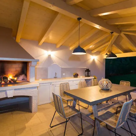 Willa Lovely Villa In Porec With Heated Swimming Pool *