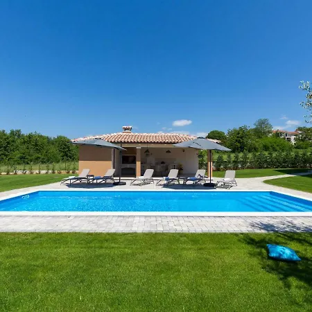 Lovely Villa In Porec With Heated Swimming Pool * بوريتش