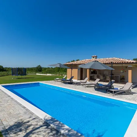 Lovely Villa In Porec With Heated Swimming Pool بوريتش