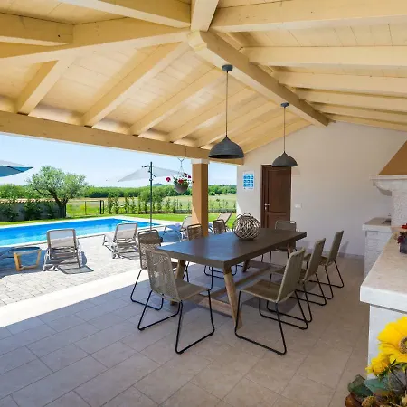Lovely Villa In Porec With Heated Swimming Pool * بوريتش