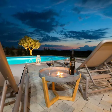 Lovely Villa In Porec With Heated Swimming Pool Willa